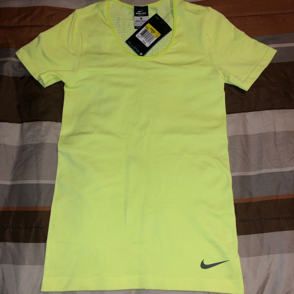 BRAND NEW WOMANS NIKE DRI FIT TOP SIZE SMALL